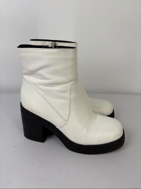 🥡 Dirty Laundry groovy White  Chunky Heel Ankle Boots